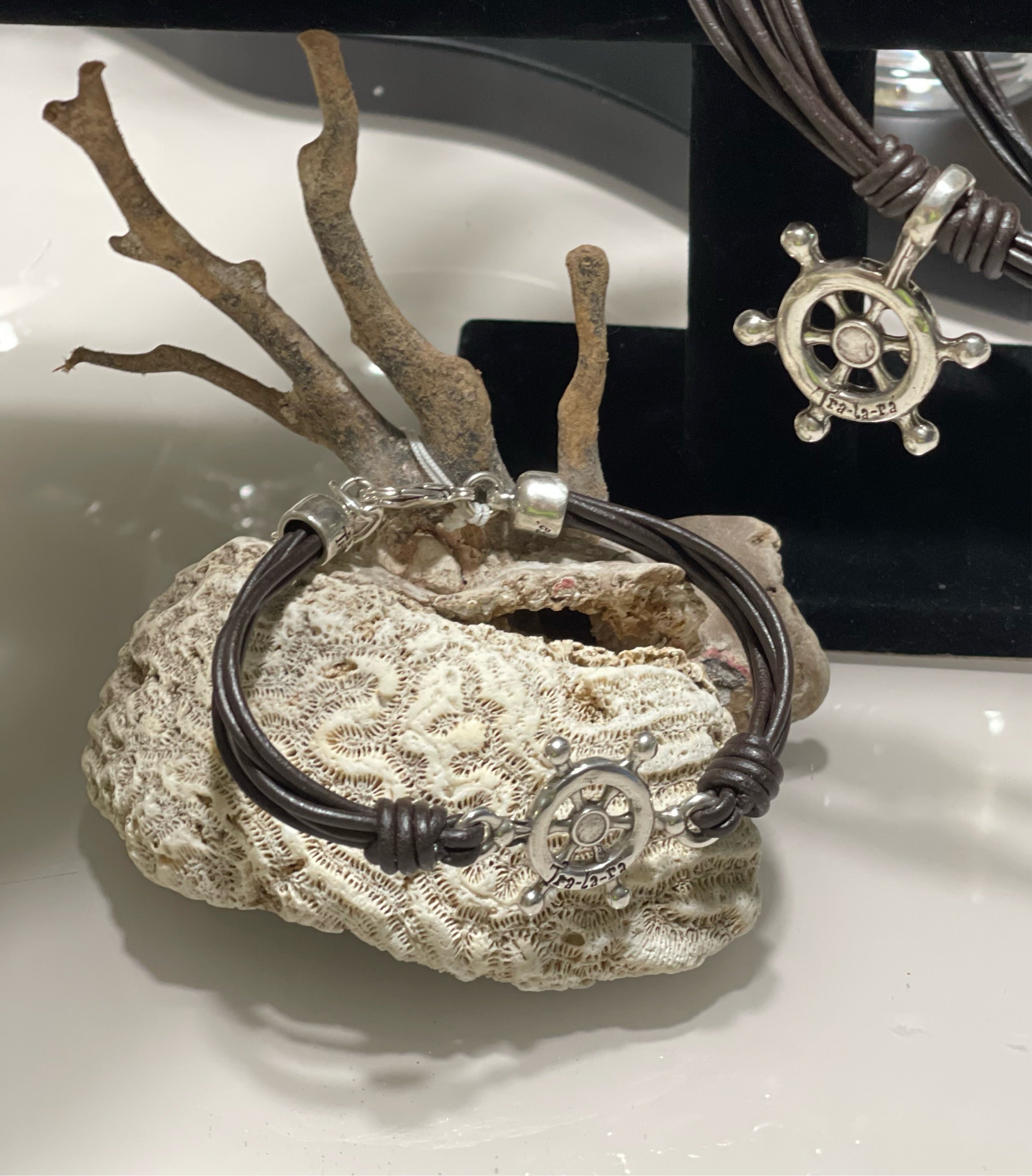 Sailboat Necklace+ - Ari Belle Estilos