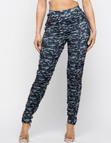 Pantalones de camuflaje arrugados